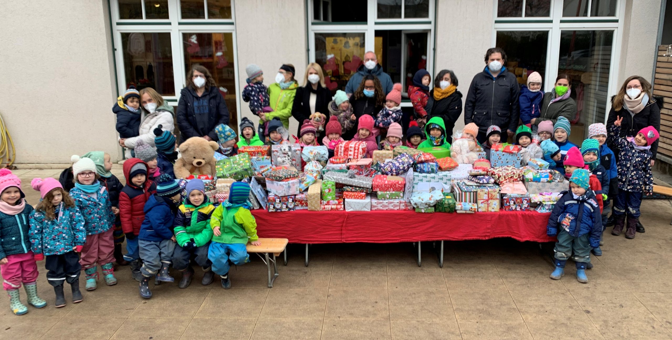 Kinder des St. Nikolaus-Kindergartens inmitten der Weihnachtsgeschenke
