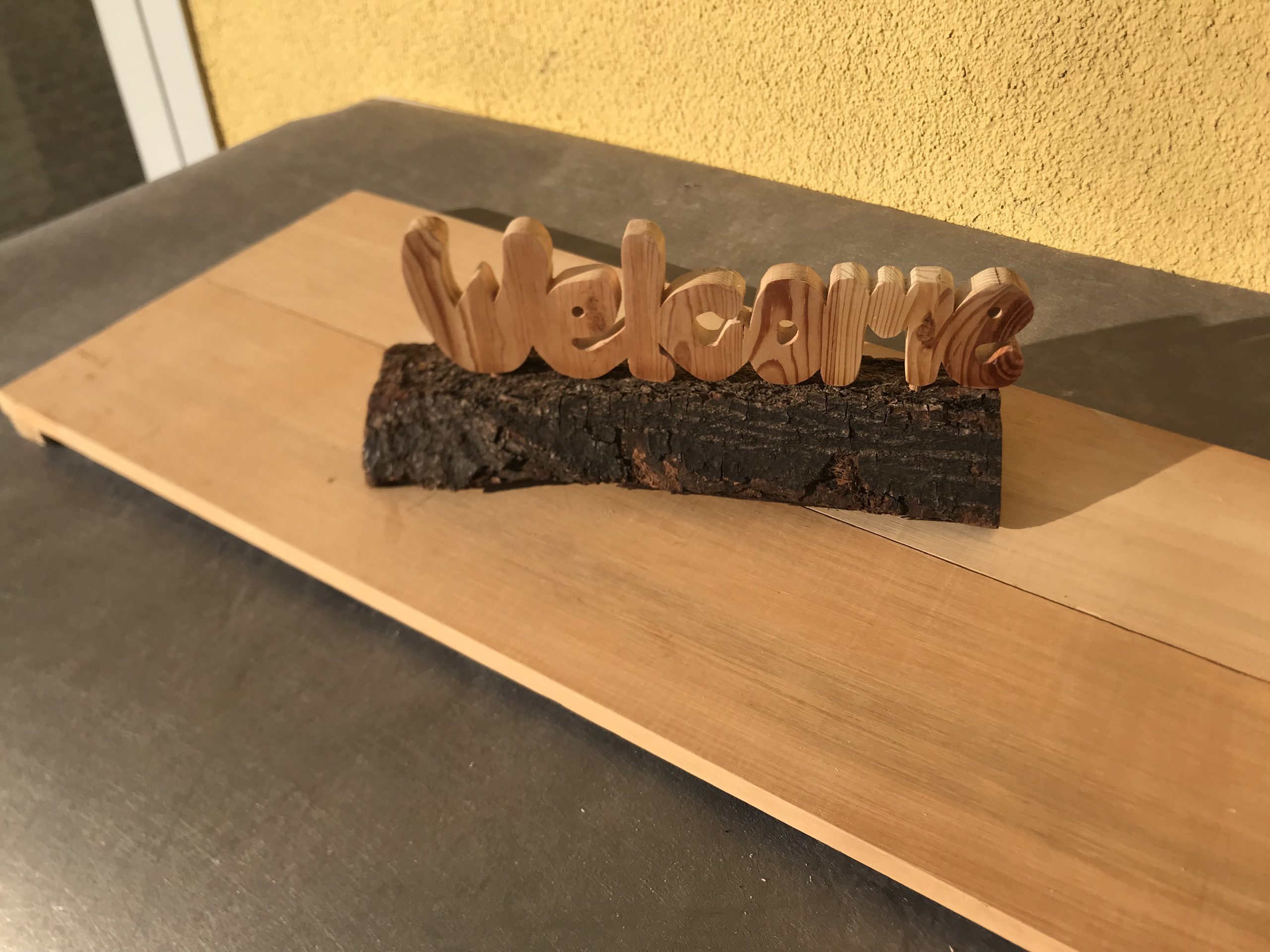 Schriftzug Welcome in Holz geschnitzt