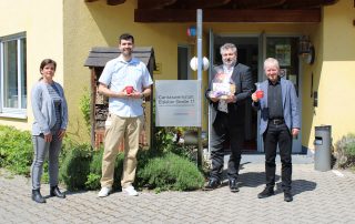 Werkstattleiterin Kathrin Hartmann, Matthias Roth, Jörg Theissing und Johannes Fayner von MLP vor der Caritaswerkstatt Weinheim