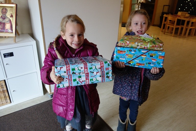 Zwei Mädchen aus dem Kindergarten St. Nikolaus in Rettigheim helfen bei der Übergabe der Weihnachtsgeschenke