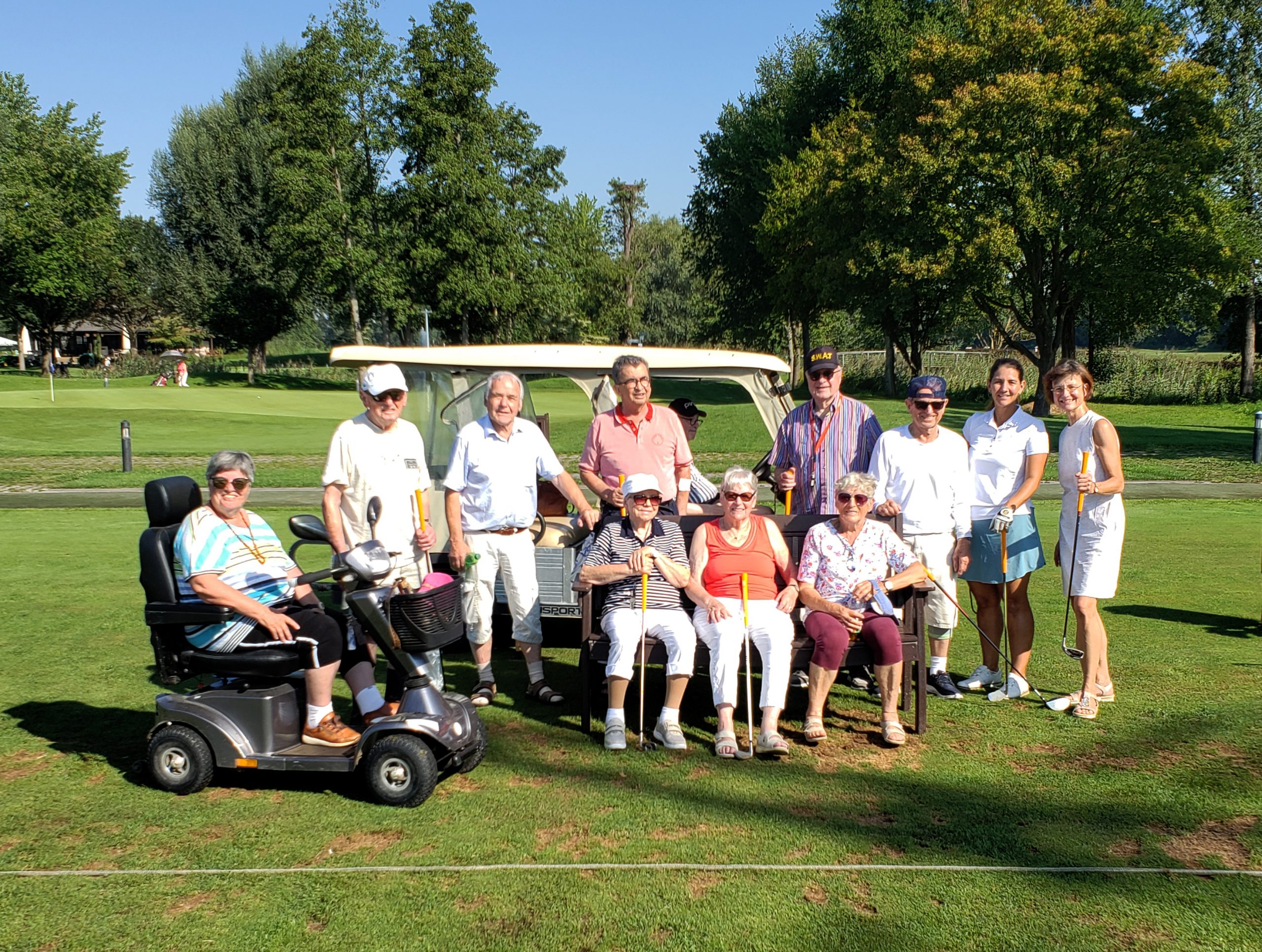 Die Delegation des Betreuten Wohnens beim Golf-Schnuppertraining mit Trainerin Frau Ernst (2. von rechts)