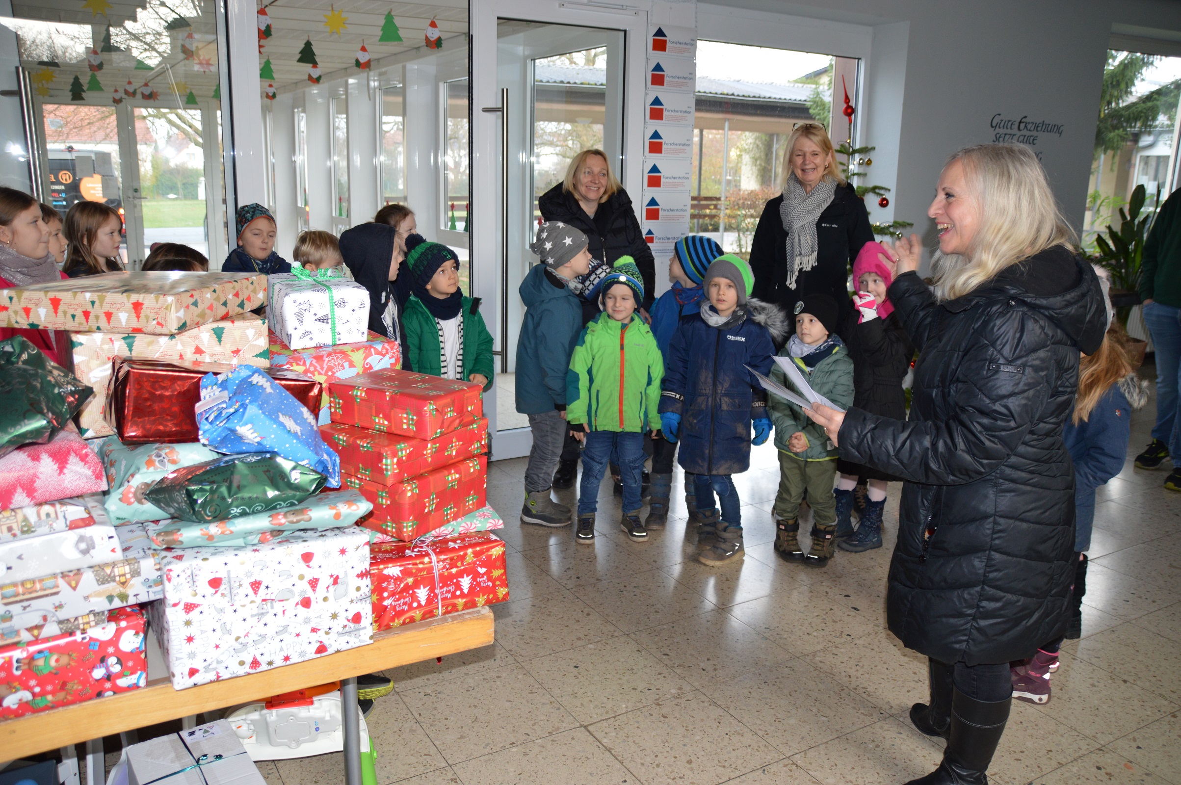 Gabriele Wurl vom Caritasverband (rechts) nimmt die Geschenke der Kinder entgegen